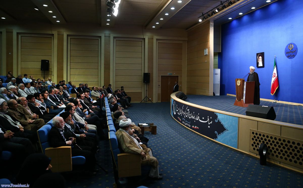 ضیافت افطار و دیدار رئیس جمهور با خادمان قرآن و ذاکرین اهل بیت (ع) ضیافت افطار و دیدار رئیس جمهور با خادمان قرآن و ذاکرین اهل بیت (ع)