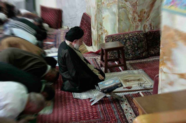 نماز واقعی نمازی است که انسان را از فحشاء و منکر باز دارد