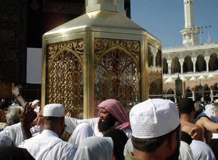 هشدار نسبت به بوسیدن حجرالاسود و مقام ابراهیم(ع)