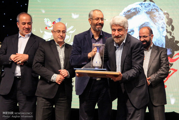 مراسم تجلیل از حاج صادق آهنگران در فرهنگسرای اندیشه برگزار شد