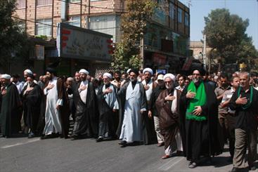 آیین عزاداری پیاده‌روی مردم و علما در ورامین برگزار شد
