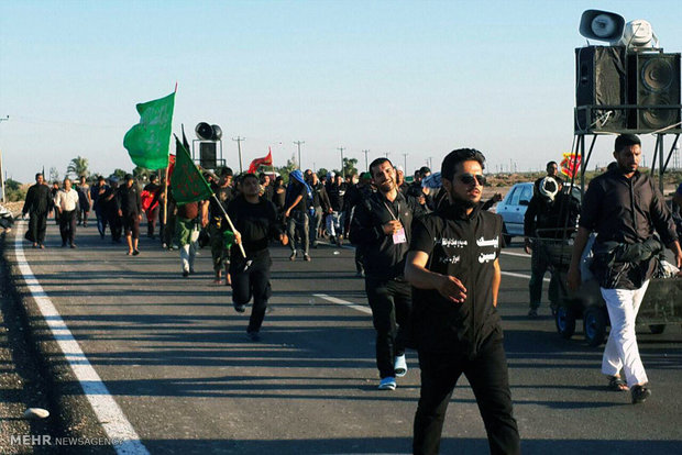 نخستین کاروان پیاده روی اربعین وارد مرز مهران شد