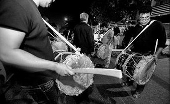 طنین سنج و دمام بوشهری در پیاده‌روی اربعین از نجف تا کربلا