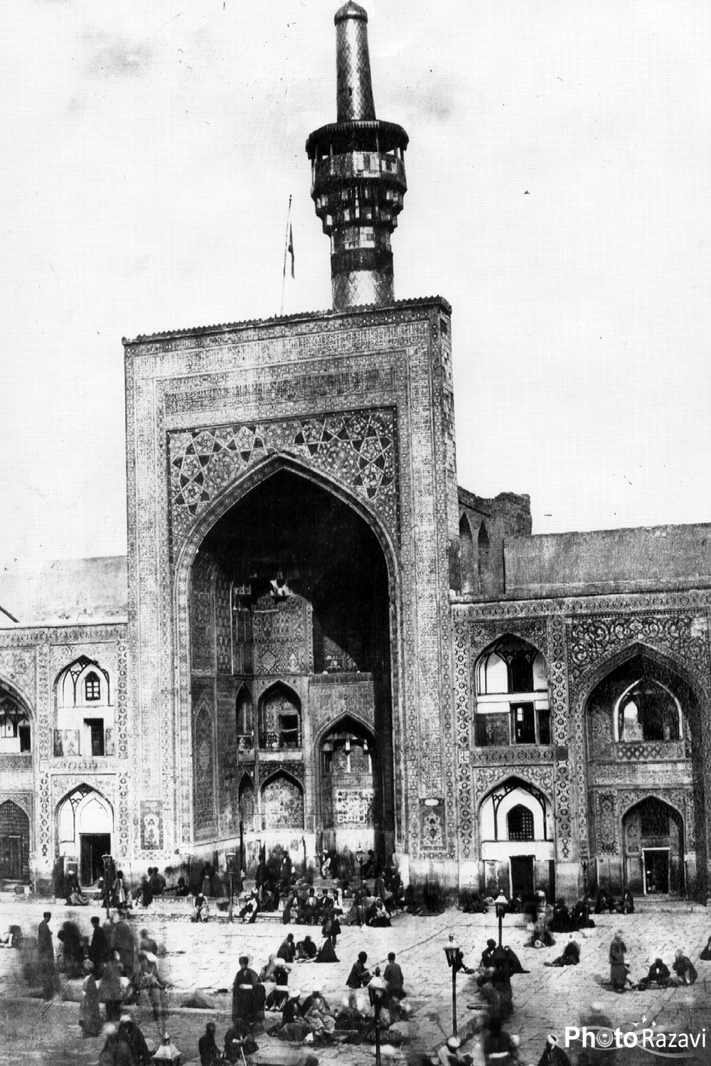 نمایی از صحن عتیق وایوان عباسی در دوره قاجار