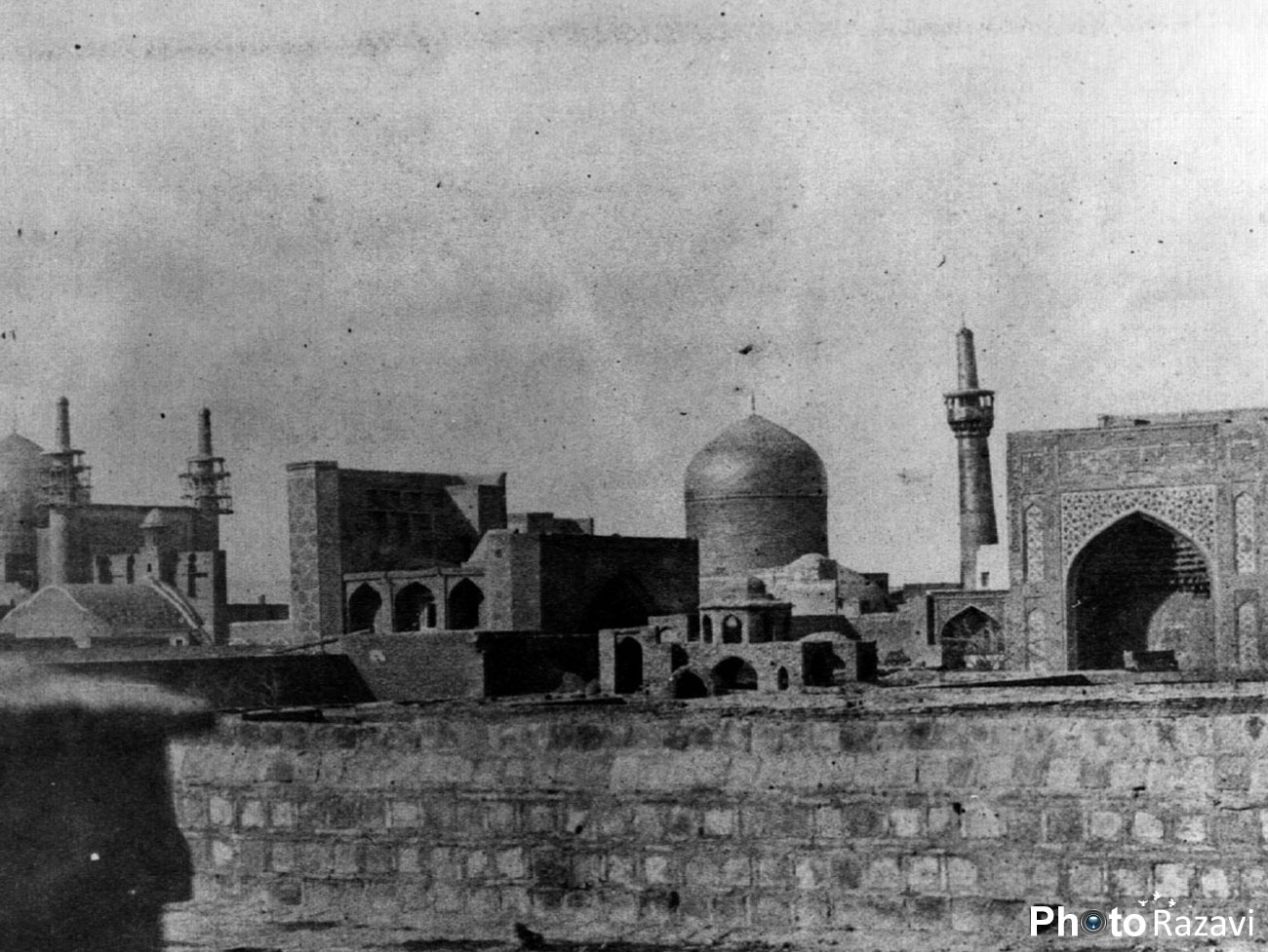 دورنمای گنبد و بارگاه حرم مطهر در دوره قاجار