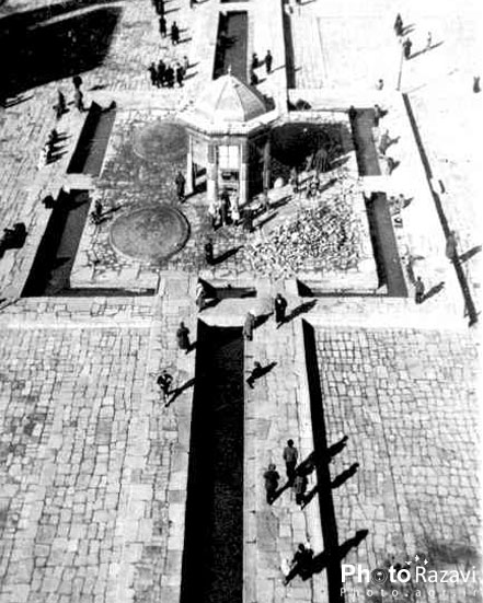 نمای سقاخانه طلا و سنگ فرش صحن قدیم