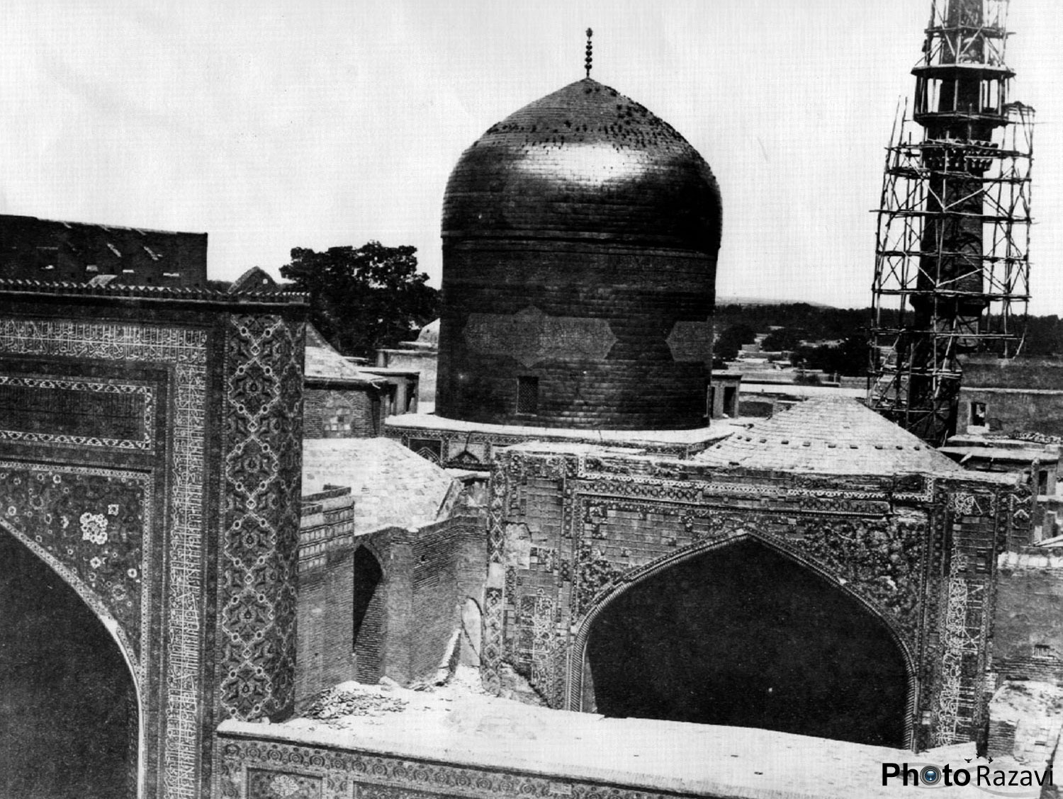 گنبد و گلدسته حرم مطهر در دوره قاجار