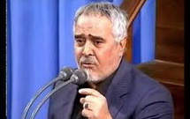 در شعرهای آئینی با بیسوادی و بیذوقی برخی شاعران مواجه هستیم در شعرهای آئینی با بیسوادی و بیذوقی برخی شاعران مواجه هستیم