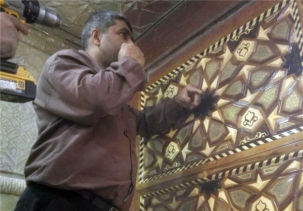 نصب ۳۰ کتیبه‌ خاتم پشت درهای مطلای حرم امام حسین (ع)