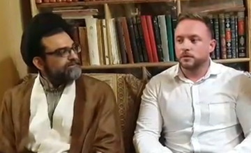 با دیدن مراسم عاشورا در ایران به اسلام علاقه‌مند شدم