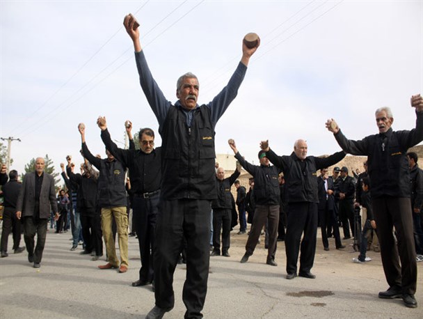 عزاداری سنتی/ سنگ زنی در حسینیه کوی سنگ شهرستان نایین
