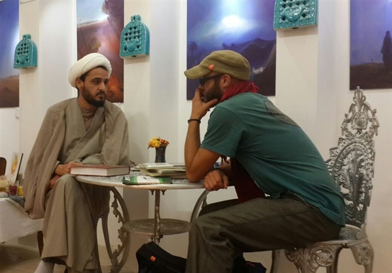 ماجرای علاقه گردشگران اسپانیایی به پرچم امام حسین(ع) و حضرت عباس(ع)