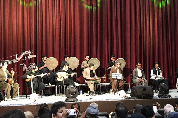 زرق و برق موسیقی های دیگر نمی گذارد موسیقی آیینی شنیده شود