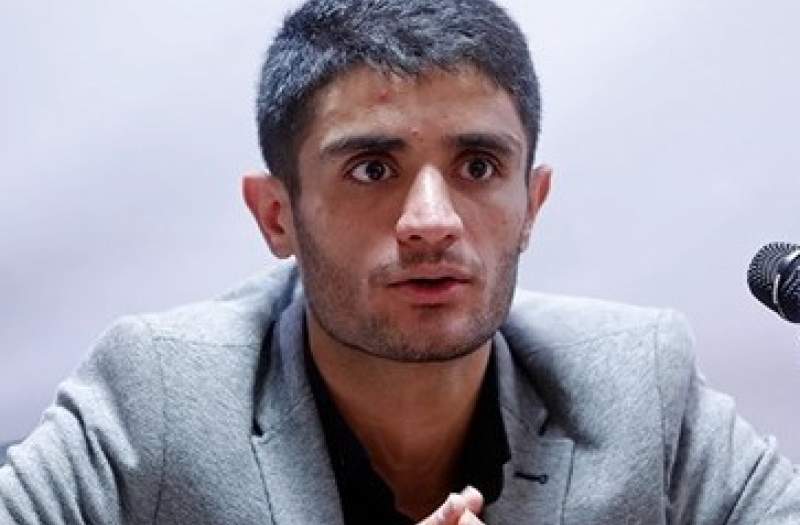 شعر روزگار خودم را می‌خوانم