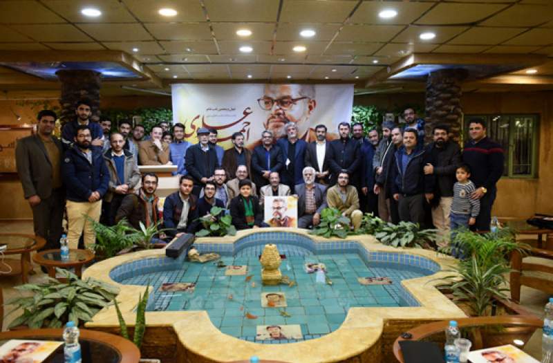 اهدای نشان درجه یک شعر آیینی به احمد علوی اهدای نشان درجه یک شعر آیینی به احمد علوی