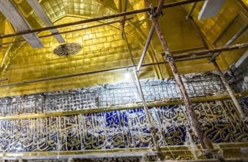 کتیبه‌های قرآنی ایوان طلای حرم حضرت عباس(ع) نصب شد+ عکس