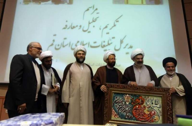 وظیفه داریم در کنار مردم بایستیم و خدمت کنیم