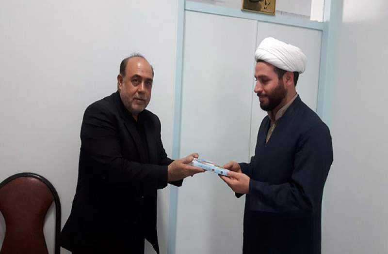 اهدای «دقایقی با قرآن» به مداحان و شعرای آئينی رباط کريم اهدای «دقایقی با قرآن» به مداحان و شعرای آئينی رباط کريم