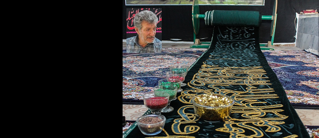 پرچمهایی که با پولک اشک برای سیدالشهدا دوخته میشوند پرچمهایی که با پولک اشک برای سیدالشهدا دوخته میشوند