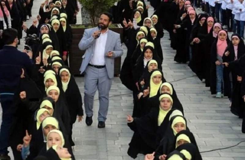 دهه نودی‌ها برای اجرای سرود «سلام فرمانده» به بهشت زهرا می‌روند