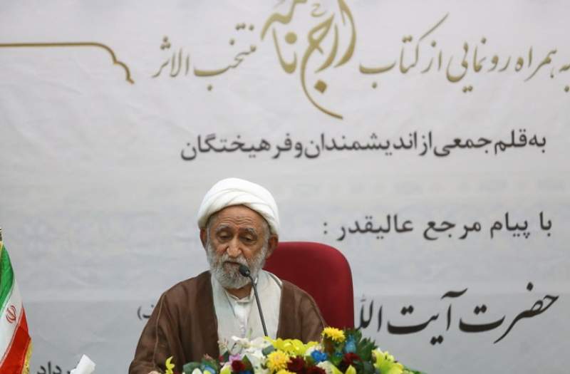 امروز بزرگترین وظیفه حوزه های علمیه «تحکیم عقاید مردم» است