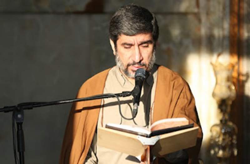 مهدی سلحشور در جمکران دعای توسل می‌خواند