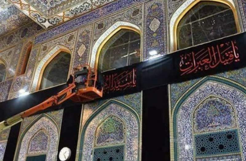 حرم امام حسین(ع) با نصب کتیبه‌های عزا آماده محرم شد